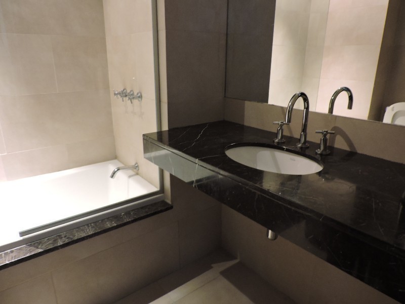 Departamento de 4 dormitorios y dependencia frente a la desembocadura